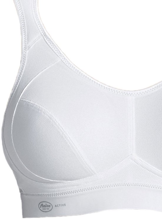Close-up van een witte sportbeha, focus op de naadloze cup met stiksels en mesh textuur. Merklogo.