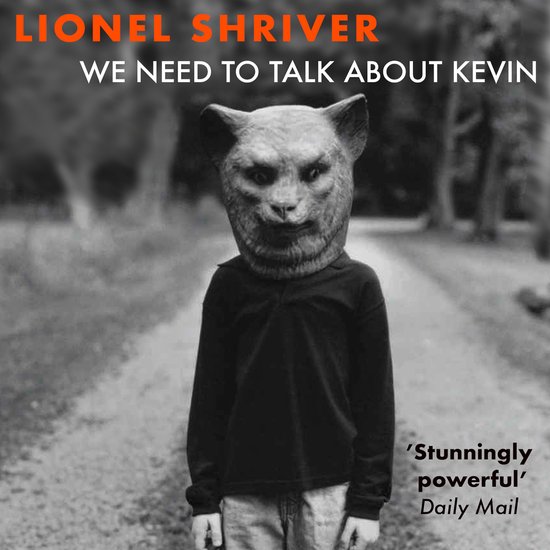 Couverture du livre 'We Need to Talk About Kevin' avec un enfant portant un masque de chat et le texte 'Stunningly powerful'.