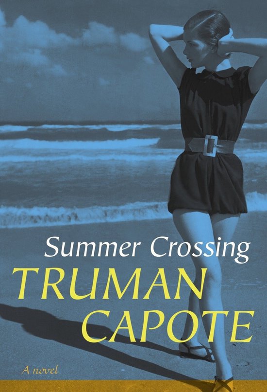 Vrouwen aan zee in een zwart badpak met een brede riem en gele tekst 'Summer Crossing TRUMAN CAPOTE'.