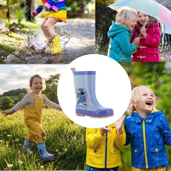 Kinderen in regenlaarzen spelen in de regen en modder.