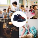 Collage van vier afbeeldingen: kinderen luisteren naar een verhaal, kinderen aan tafel, familie bij de open haard, en een kind in bed. In het midden een Spider-Man pantoffel.