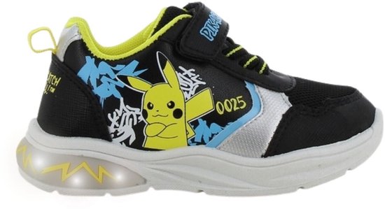 Zwarte sneaker met Pikachu opdruk, neongele accenten, klittenbandsluiting en lichtgevende zool.