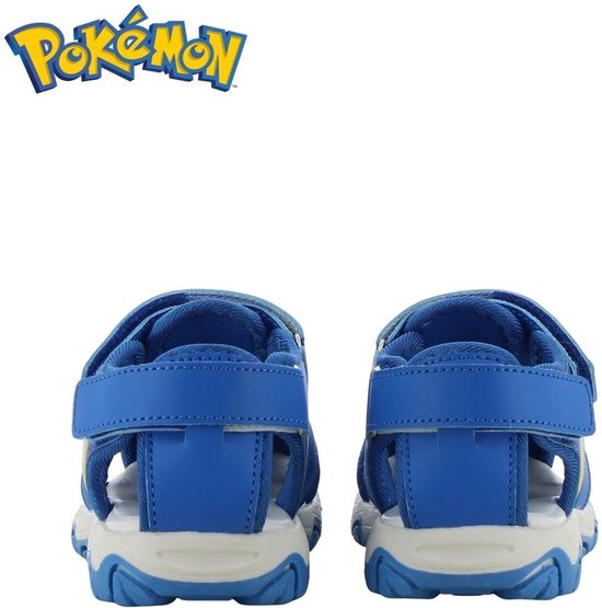 Achterkant van blauwe sandalen met klittenbandsluiting en Pokémon branding.