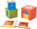 Groen blok met leeuw, gestapeld met blauw blok met flamingo. Naast oranje blok met giraf. Twee bladzijden met puzzels.
