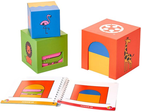 Groen blok met leeuw, gestapeld met blauw blok met flamingo. Naast oranje blok met giraf. Twee bladzijden met puzzels.