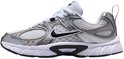 Witte Nike sneaker met zilverkleurige accenten en een zwarte swoosh.