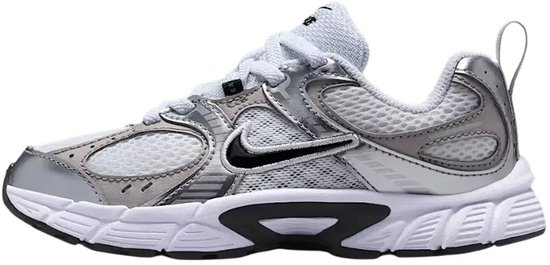 Witte Nike sneaker met zilverkleurige accenten en een zwarte swoosh.