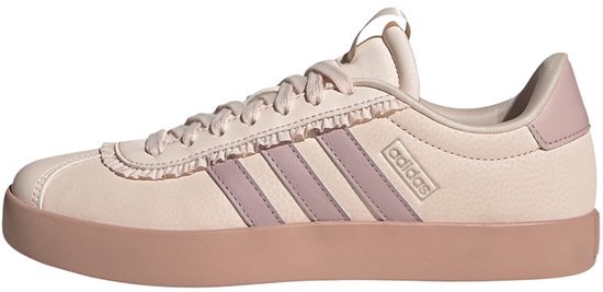 Baskets Adidas roses claires pour femmes avec lacets, volants et semelle rose.
