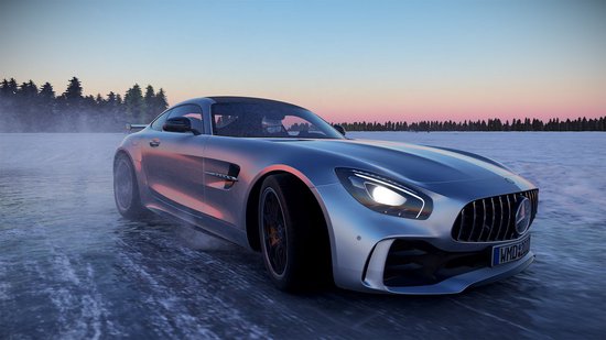 Zilverkleurige Mercedes-AMG GT racewagen op een besneeuwd oppervlak.
