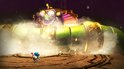 Astro Bot! Astro kijkt naar een grote slang met gouden versieringen.