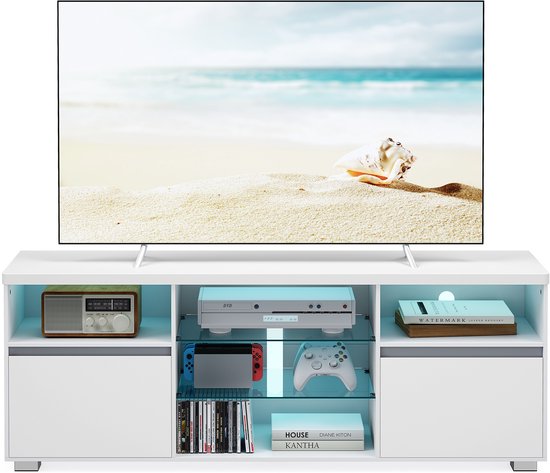 Wit tv-meubel met LED-verlichting, glazen planken, met audioapparatuur en decoratie.
