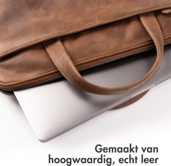 Bruine leren laptoptas met een laptop erin. Gemaakt van hoogwaardig, echt leer.