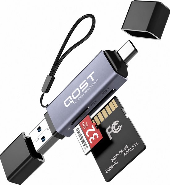 Grijze QOST kaartlezer met USB-C en USB-A aansluiting, met SD en Micro SD kaart erin.