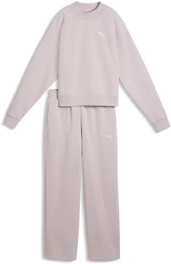 Ensemble de survêtement PUMA rose pâle avec logo sur la poitrine et sur la jambe du pantalon.