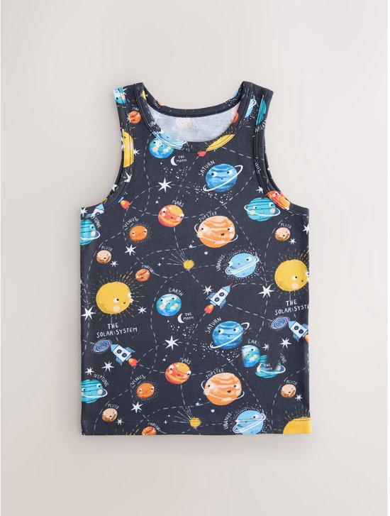 Donker hemdje met een all-over print van het zonnestelsel, inclusief planeten, zon, sterren en raketten.