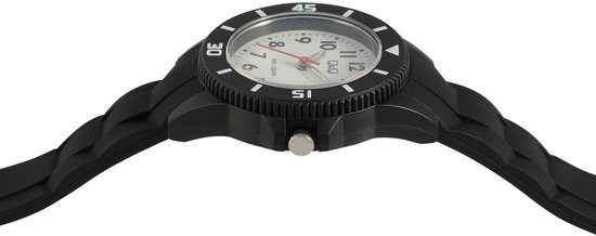 Zwart horloge met witte wijzerplaat, zwarte cijfers en rode secondewijzer. Zwarte band.