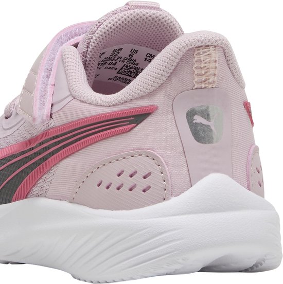 Achterkant van een lichtroze PUMA sneaker met klittenband en merklogo.