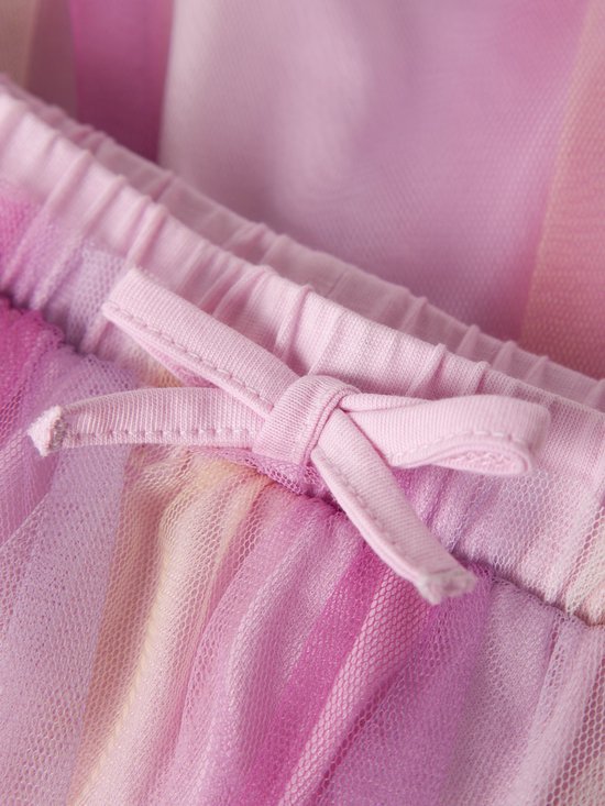 Detail van de elastische tailleband met strikje van een roze tule rok.