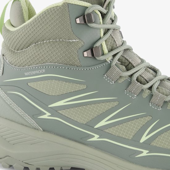 Close-up van een lichtgroene dames wandellaars met waterdicht logo, veters en mintgroene accenten.