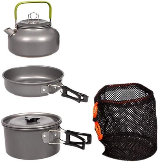Grijze camping kookset met theepot met groen handvat, koekenpan en kookpan met zwarte handvatten, met net opbergzak.