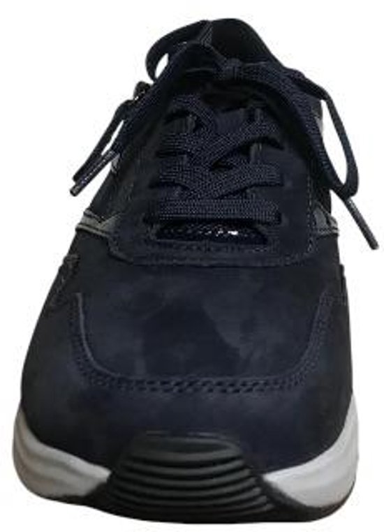 Donkerblauwe Gabor sneaker, van voren gezien, met veters en witte zool.