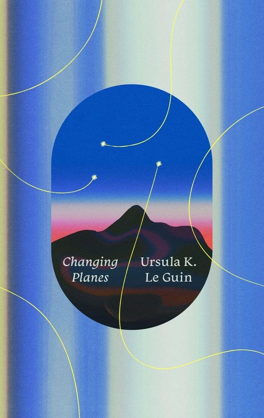 Boek 'Changing Planes' van Ursula K. Le Guin met een abstracte illustratie van bergen en sterren in een blauwe, roze en gele kleurenpalet.