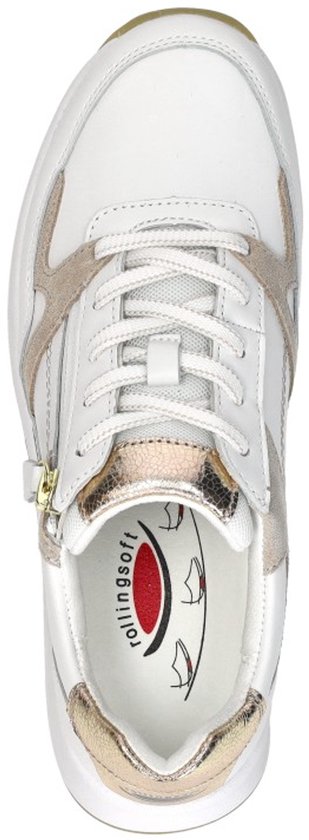 Bovenaanzicht van een witte sneaker met gouden en taupe accenten, met rits.