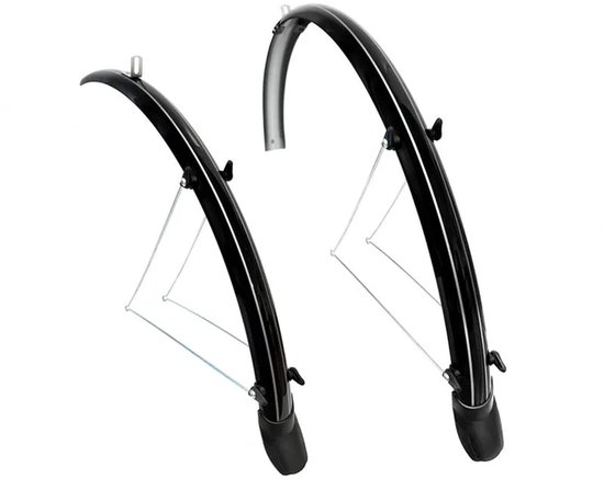 Zwarte spatborden met grijze reflecterende strepen en een gebogen vorm, voor fietsen met 28-inch wielen.