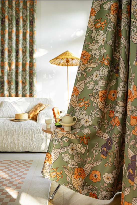 Lichtgroen gordijn met een levendige bloemenprint in oranje, wit en paars, gedrapeerd voor een raam.