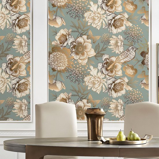 Behang met gouden bloemen en vogels, toegepast op een muur in een eetkamer.