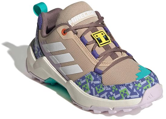 Beige wandelschoen met paarse, groene en blauwe pixel-print op de zijkanten. Wit Adidas logo op de zijkant. Minecraft Creeper detail op de veters.