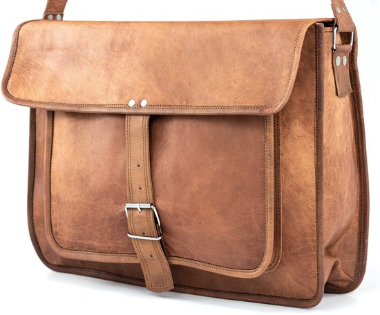 Sac bandoulière marron en cuir avec rabat et boucle.