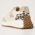 Achterkant van gebroken witte sneaker met panterprint en golvende zool.