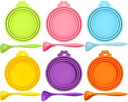 Daity Set van 6 deksels voor blikken dierenvoer, universele deksels voor blikken nat kattenvoer, lekvrije herbruikbare plastic deksels, geschikt voor 3 standaardmaten, inclusief bijpassende lepels (in verschillende kleuren).