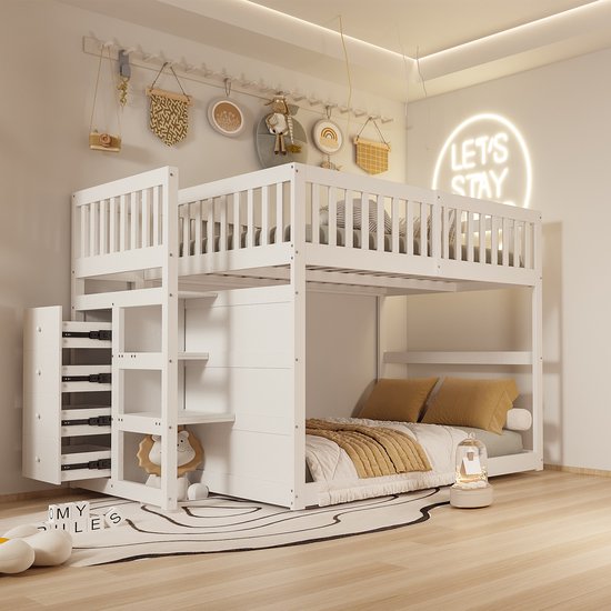 Een kinderkamer met een wit stapelbed, opgemaakt met beige en grijze kussens en dekens. Ernaast een leeuwenknuffel.