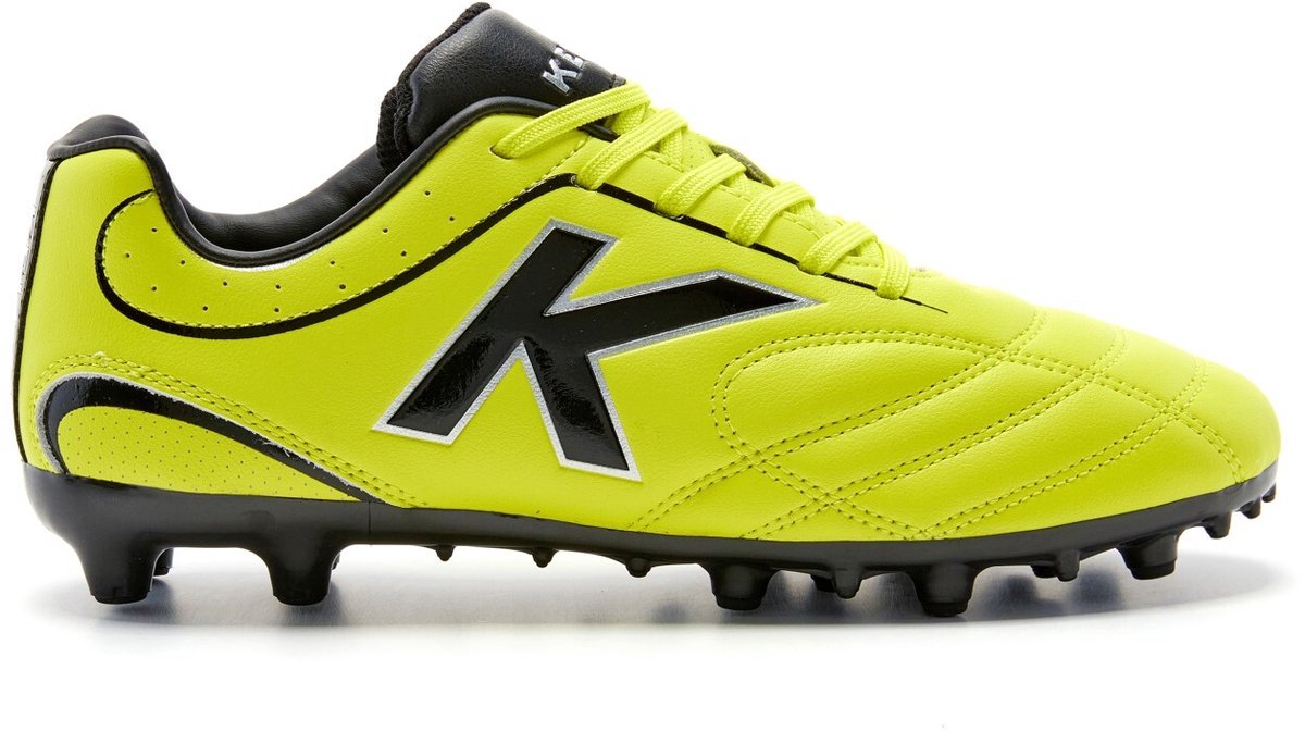Voetbalschoenen Kelme Legacy AG in felgeel met zwart, gemaakt van natuurlijk leer en AG buitenzool voor kunstgras.