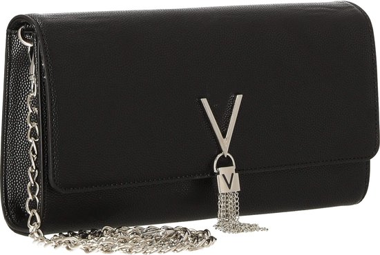 Zwarte Valentino Bags clutch met zilveren V-logo en franjehanger, zilveren kettingband.