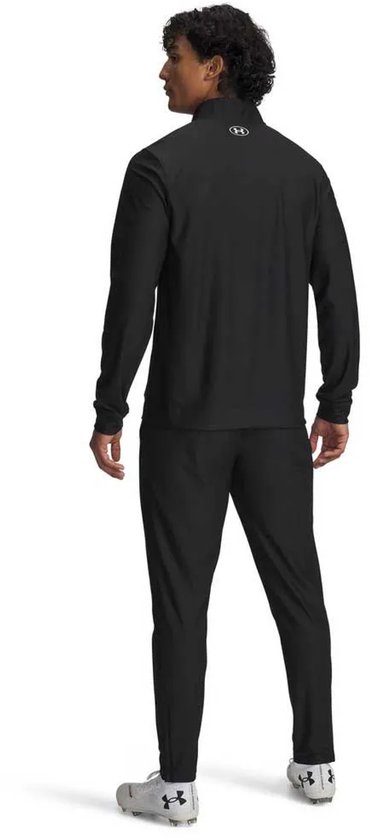 Achterkant van een zwart Under Armour trainingspak met een logo op de nek.