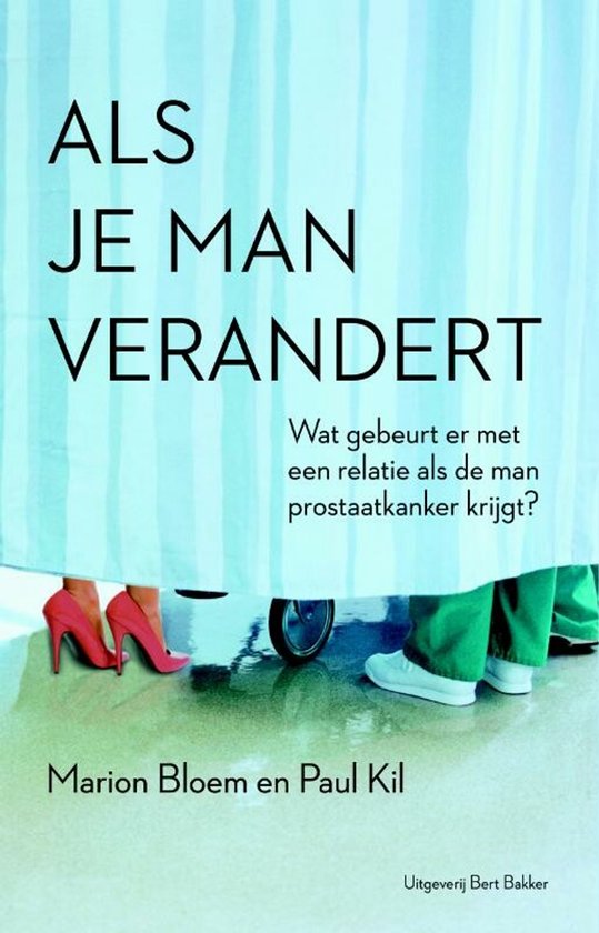 Boekomslag met de titel 'ALS JE MAN VERANDERT' en de ondertitel 'Wat gebeurt er met een relatie als de man prostaatkanker krijgt?'. De afbeelding toont een deel van een douchegordijn en de onderkanten van kleding, waaronder roze hoge hakken en groene medische kleding.