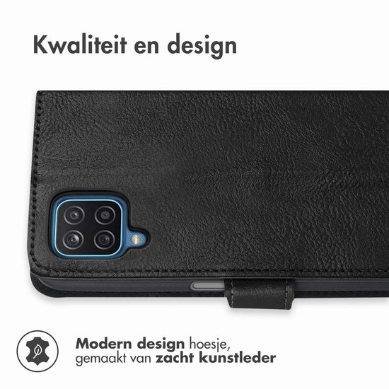 Zwarte book case van kunstleer voor een telefoon met cameramodule.