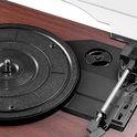 Detail van een retro platenspeler. De draaitafel en de toonarm zijn zichtbaar.