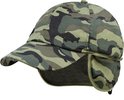 Pet met camouflageprint, oorflappen en een geborduurd karpermotief op de voorkant.