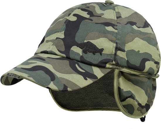 Pet met camouflageprint, oorflappen en een geborduurd karpermotief op de voorkant.