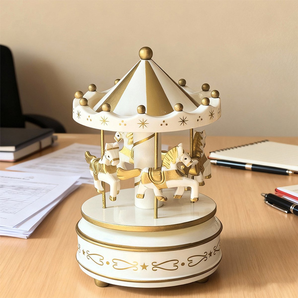 Muziekdoos in de vorm van een draaimolen, elegant draaiend, een Valentijnscadeau - gouden ster.