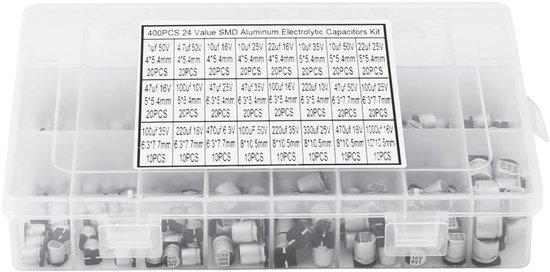 Transparante kunststof doos met open deksel, gevuld met cilindrische condensatoren in 24 vakjes. Label met specificaties.
