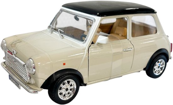Crèmekleurige Mini Cooper uit 1969 met zwart dak, beige interieur en chromen velgen.