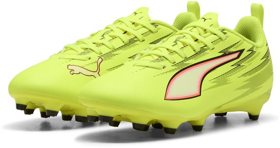 Gele Puma voetbalschoenen met zwarte strepen en een roze accent. Puma logo op de zijkant en voorkant.