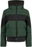 Groene pufferjas met twee horizontale zwarte banden over de borst en schouders.