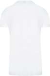 Achterkant van een wit katoenen T-shirt met ronde hals en korte mouwen, hangend.