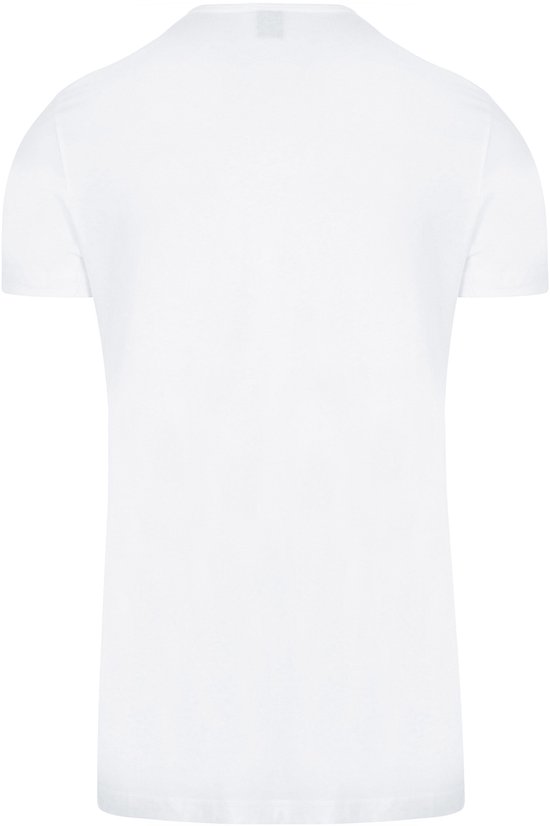 Achterkant van een wit katoenen T-shirt met ronde hals en korte mouwen, hangend.